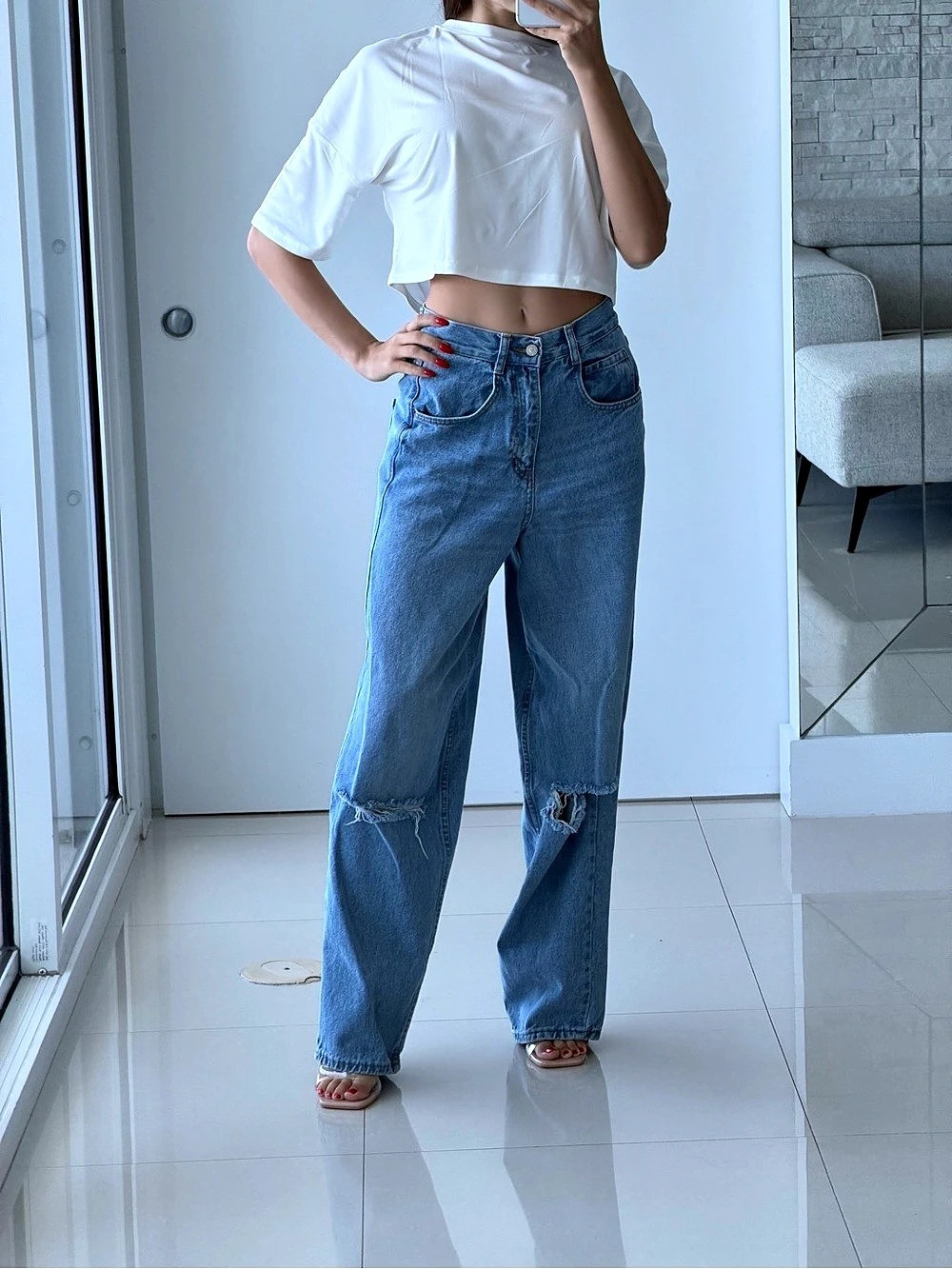 Distressed Straight Leg Jeans in Blue